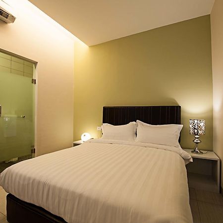 Seven Hotel Putatan Extérieur photo