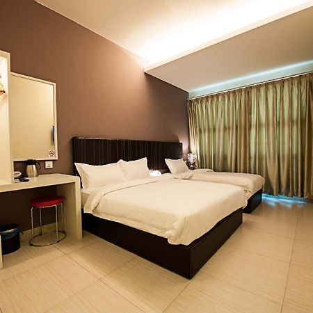 Seven Hotel Putatan Extérieur photo