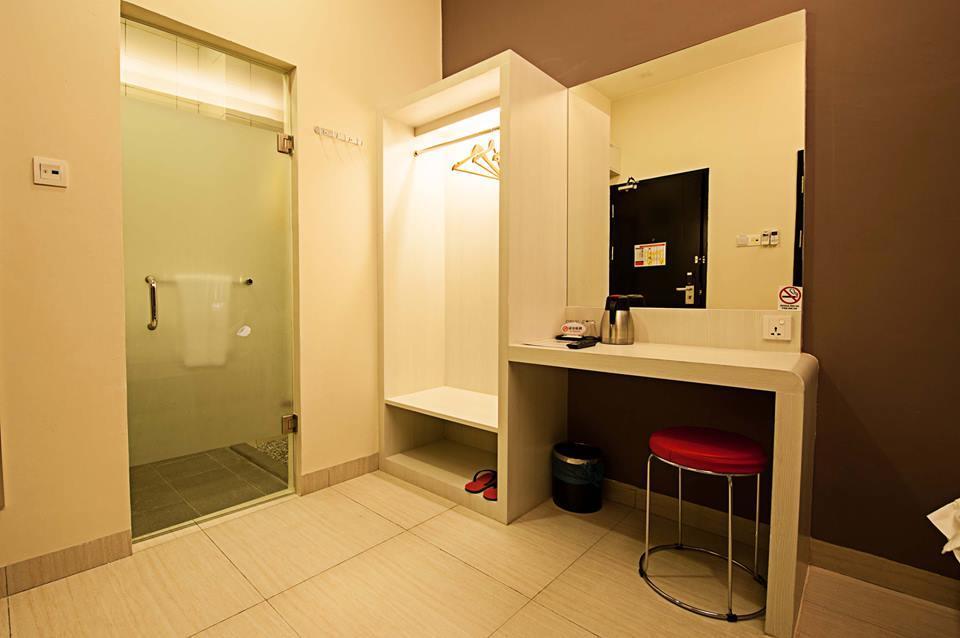 Seven Hotel Putatan Extérieur photo